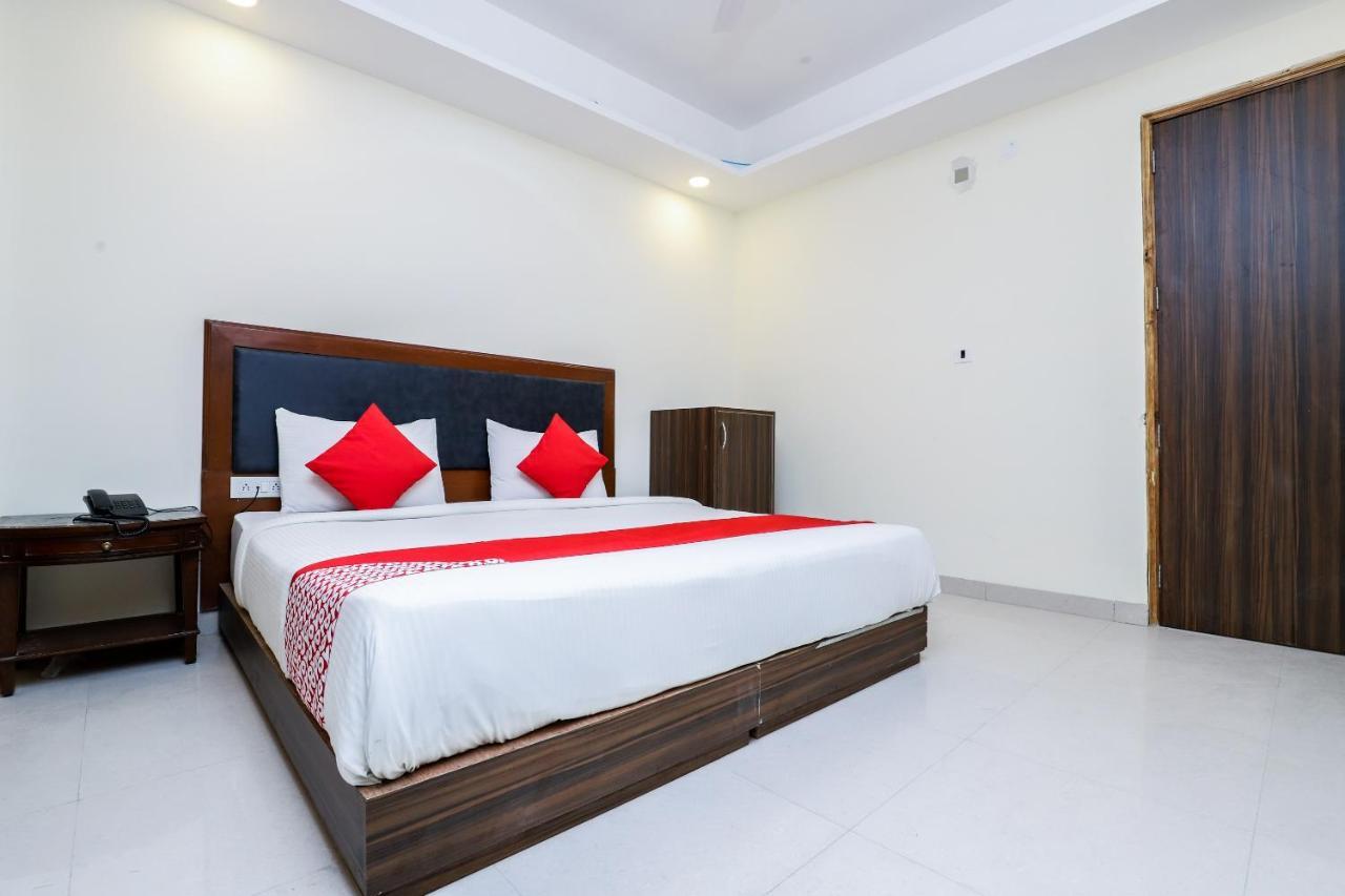Hotel Moreton Igi Airport Нью-Дели Экстерьер фото