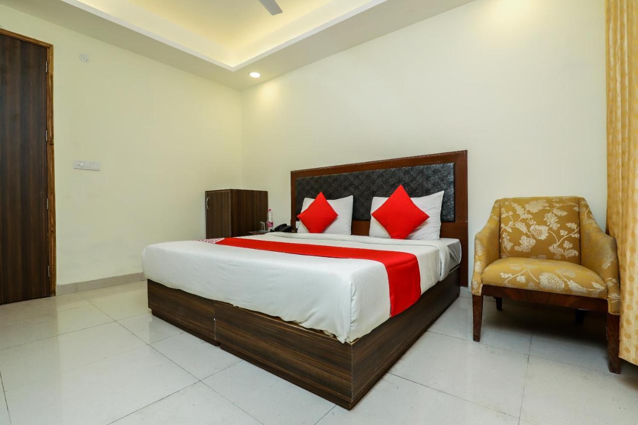 Hotel Moreton Igi Airport Нью-Дели Экстерьер фото