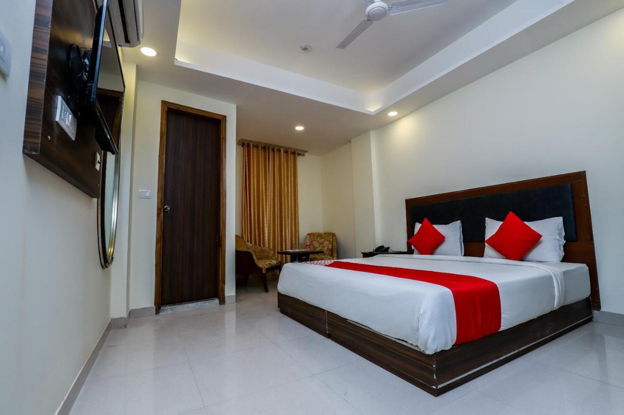 Hotel Moreton Igi Airport Нью-Дели Экстерьер фото